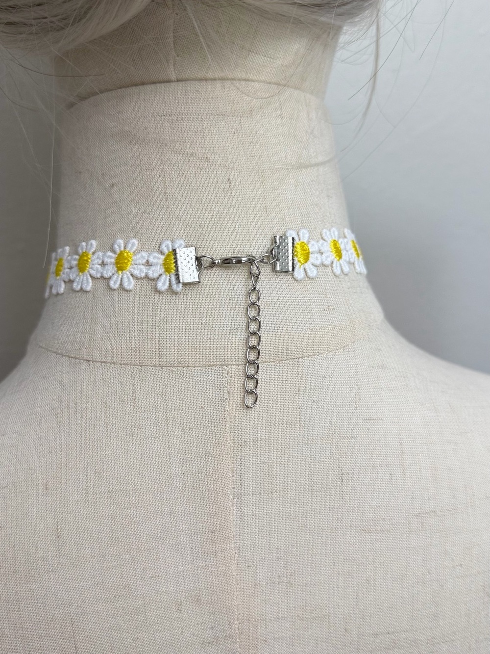 White Daisy Flower Choker Necklace Yellow Floral Coquette Cottagecore Y2K - Picture 4 of 4